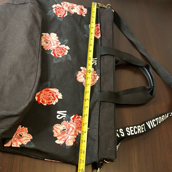 Victoria’s Secret Large Floral Weekend Travel Tote Bag - Picture 9 of 17